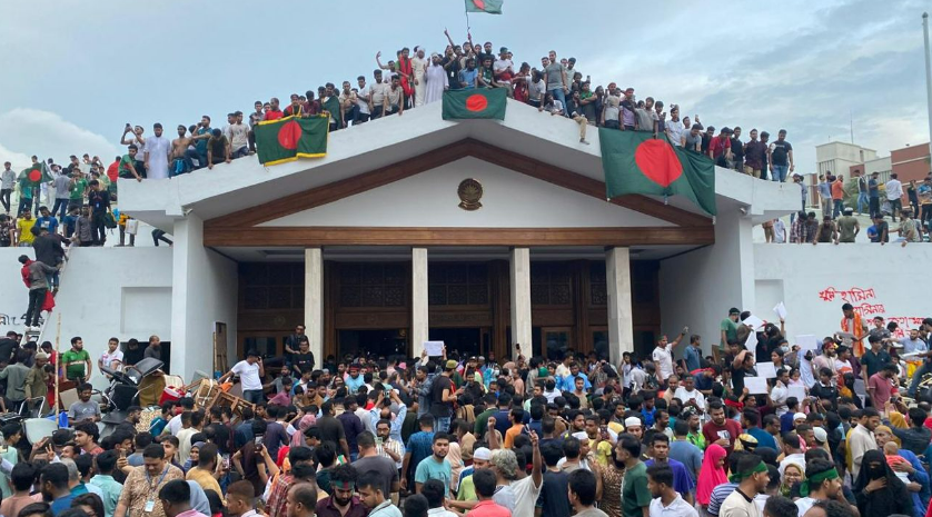 Bangladeş’te halk iktidarı devirdi! Başbakan ülkeden kaçtı