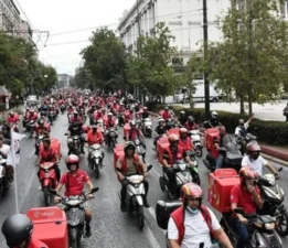 Kent İşçisi Moto Kuryelerin Sessiz Çığlığı: Düşük Ücret ve Tehlikeli Koşullarda Hayatta Kalma Mücadelesi