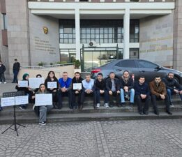 2024 Sözleşmeli Mülakat Mağduru Öğretmenlerin MEM Önündeki Eylemine Hürriyetçiler Sahip Çıktı!