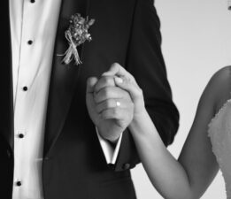 Nilüferli Kadınlardan Yeni Evlenen Çiftlere “Eğitim Bursu” Karşılığı Buket!