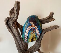 Kendine özgü bir sanat tasarımcısı, İmren EROĞLU.