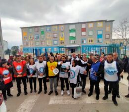 Bursa’da ilkokulda çalışan yardımcı personelin darpedilmesi protesto edildi