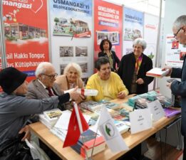 Şenal Sarıhan ve Zeki Sarıhan’a kitapseverlerden yoğun ilgi