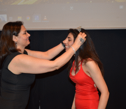 MERHAMETİN TAÇLANDIĞI AN: MERYEM ÇEKEN’E “YILIN YARDIMSEVERİ” ÖDÜLÜ