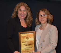 GOBU CAFE’NİN GÜLER YÜZÜ GÜLAY ÖZDEN’E ANLAMLI ÖDÜL