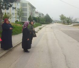 Şehrin göbeğindeki mahallede ulaşım krizi Başkan Bozbey, ‘duy’ sesimizi