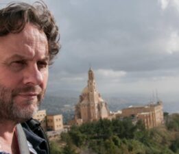 Yönetmen İsmail Güneş’ten yeni film: “Sıvasız Evlerden Biri / Kurban” galası 15 Mayıs’ta