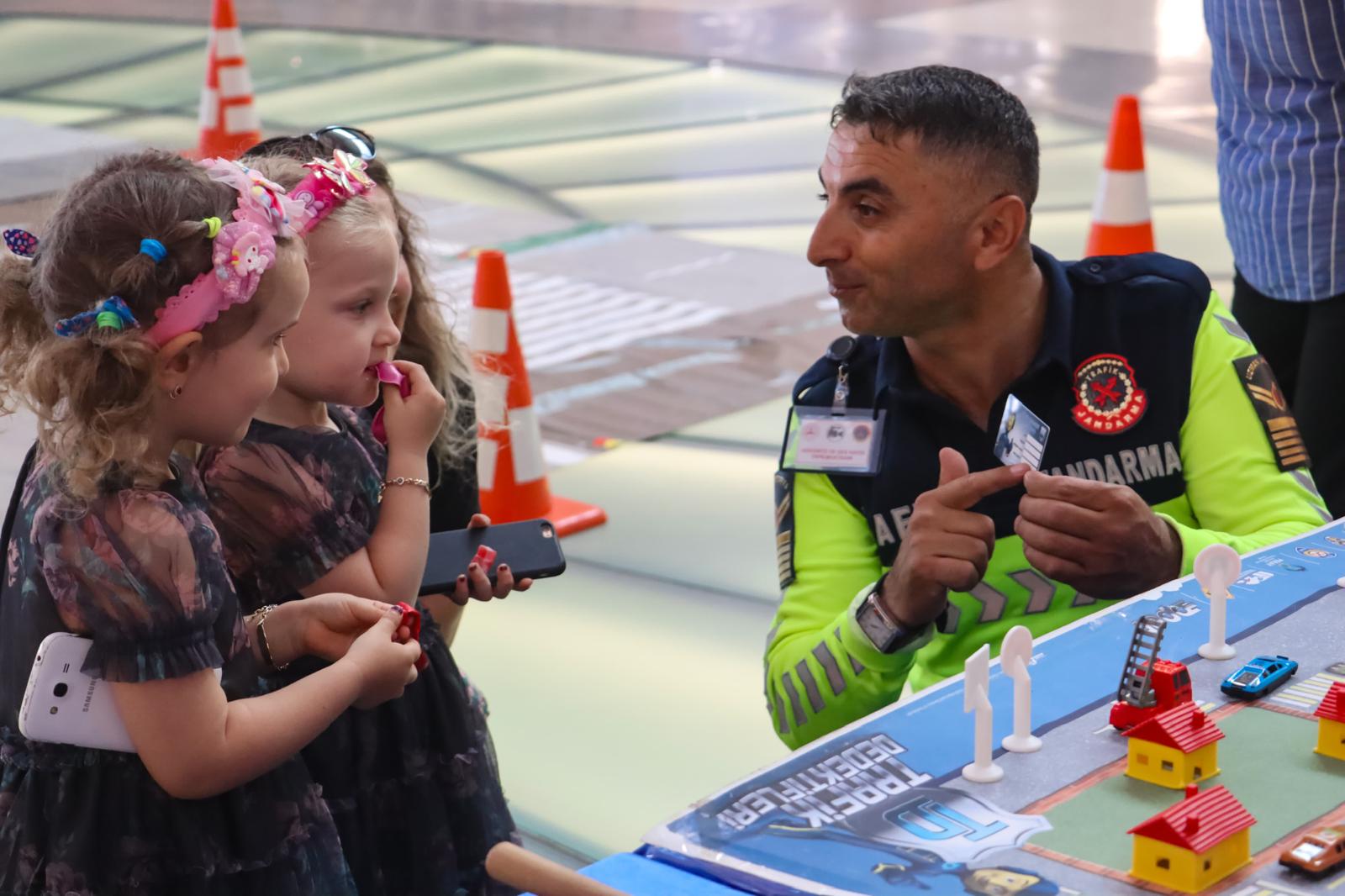 Bursa İl Jandarma Komutanlığı’ndan Trafik Haftası’nda Anlamlı Etkinlik
