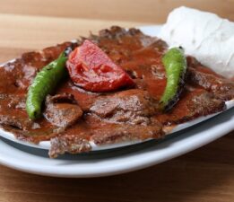 Bursa’nın 1956’dan Günümüze Uzanarak Lezzet Geleneğini Sürdüren Mekânı: Bursa Kebapçısı Tophane