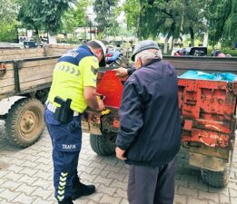 İznik’te Traktör Sürücüleri Bilgilendirildi: Güvenli Tarım İçin Jandarmadan Uygulamalı Eğitim