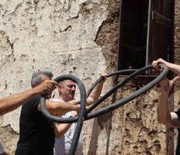 A Parti İl Başkanı Fikret Aslan İsmetiye’de yangına müdahale etti