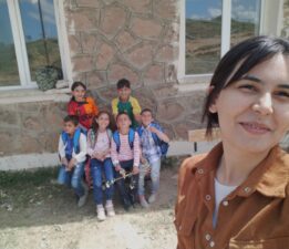 Eğitimin Beyaz Kardeleni: Öğretmen Ayşenur Haytaoğlu, Hınıs Suvaran Köyü’nde Umut Yeşertiyor