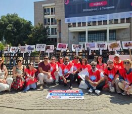 “Tekinsiz Eğitim, Tekinsiz Gelecek” Sergisi Bursa’da Açıldı: Eğitim Müdürüne ‘Karne’ Teslim Edildi