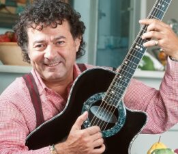 Kayahan, Vefatının 10. Yılında AKM’de Duygusal Bir Geceyle Anıldı