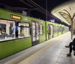 Büyük Ayıp! Ne Asansör Ne Yürüyen Merdiven Çalışıyor: Vatandaş Sırtında Yükle Merdiven Tırmanıyor!