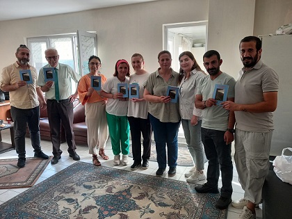 Şiir, Tiyatro ve Dayanışma Buluştu: Nihal Cevher’den “Uçabildiğin Kadar” Kitap İmza Günü ve SMA’lı Bebek İçin Sahne Hazırlığı