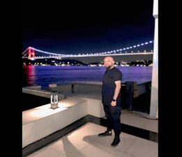 Basında Güvenin ve Stratejinin Adı, Uluslararası Arenada 24 Ödüllü Medya Ustası: Serkan Candaş