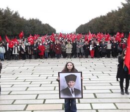 Cumhuriyet Kadınları Anıtkabir’e Yürüdü: Bursa’dan 5 Otobüsle 220 Kadın Katıldı