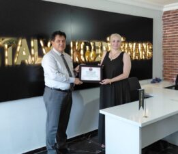 Antalya Kredi Finans’a Gurur Vesilesi: Selen Gülkokan’a Kalite Belgesi Takdim Edildi