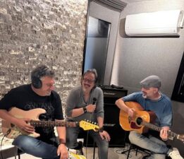 Kan Bağıyla Gelen Müzik, Sahnede Patlayan Enerjiye Dönüşüyor!