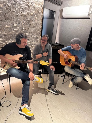 Kan Bağıyla Gelen Müzik, Sahnede Patlayan Enerjiye Dönüşüyor!