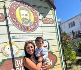 Muhsin Abinin Oyuncak Karavanı Harmancık’taydı: Minik Yüreklere Umut ve Neşe Götürdüler