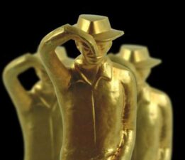 Genç yetenek Doğa Karakaş 26. Sadri Alışık Ödüllerinde “En Başarılı Erkek Oyuncu” ödülünü aldı.