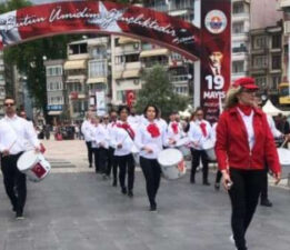 Gemlik Körfez Halk Bandosu 5. Yaşında: “Yüreğimizde Atamız, Alnımızda Terimiz Var!”