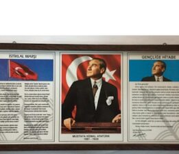 Atatürk Portresi Yine Küçültüldü, Yine Rüzgara Bahane Bulundu!   Okul yönetimi neyi hazmedemiyor?