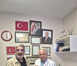 ESDER Bursa’dan Eczacı Ayhan Özbek’e Ziyaret: “Milletimizin Gönüllü Sağlık Danışmanlarına Sahip Çıkıyoruz”