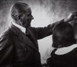 “Öğretmenin asli görevi, yöneticilerin reklamını yapmak, okul projelerinde figüran olmak değil!”