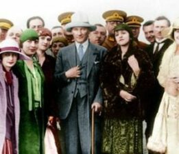 Cumhuriyet’in Kadınları Sahneye Çıkıyor