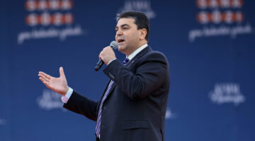 DEMOKRAT PARTİ BURSA’DA DEVİR TESLİM: “KAVGA DEĞİL, KUCAKLAŞMA SİYASETİNİ BÜYÜTMEYE KARARLIYIZ”