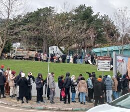 Metrelerce Teleferik Kuyruğu: Uludağ’da Yılbaşı Öncesi Yoğunluk Zirve Yaptı