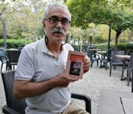 EKREM HAYRİ PEKER GÖZÜYLE: BURSA’DA EDEBİYATIN DİRENİŞ HATTI VE AKATALPA’NIN 26 YILLIK HAFIZASI