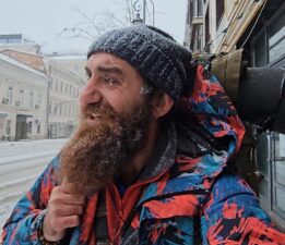 Genç Yönetmenden Yürekleri Isıtan Yolculuk: Otostopla Dünyayı Geziyor