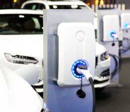 Bursa Mustafakemalpaşa’da Elektrikli Araç Şarj İstasyonu Eksikliği Tepki Çekiyor