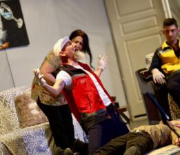 Gemlik’te Tiyatroya Güçlü Başlangıç: “9 Canlı” Ayakta Alkışlandı