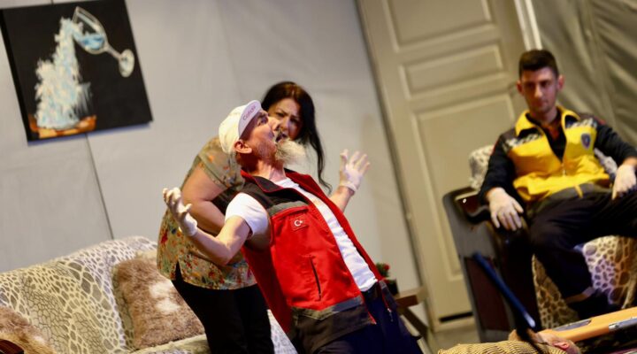 Gemlik’te Tiyatroya Güçlü Başlangıç: “9 Canlı” Ayakta Alkışlandı