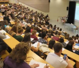 AKADEMİSYENLERİN EMEKLİLİK YAŞI 72’YE YÜKSELTİLİYOR: TBMM’YE KANUN TEKLİFİ SUNULDU