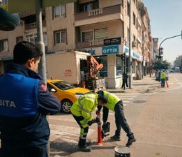 Gemlik’te Kaldırım İşgali Alarmı: “Şehir Yayaların mı, Araçların mı?”
