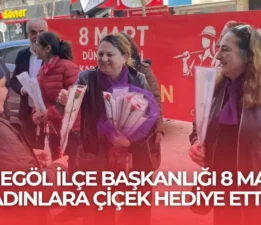 CHP İnegöl İlçe Başkanlığı 8 Mart’ta Kadınlara Çiçek Dağıttı