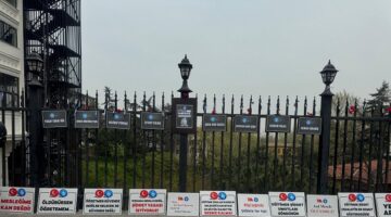 Kalemler Konuşuyor, Karanfiller Ağlıyor…