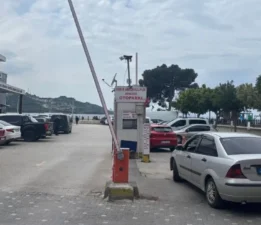 Gemlik Sahil Parkı Otoparkındaki Kaos İsyanı: “Bir Otoparka Görevli Koyamayanlar Gemlik’i Nasıl Yönetecek?”