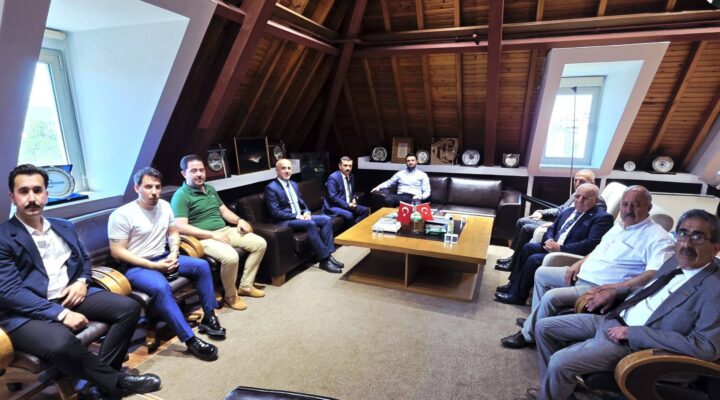 Bursaspor’a Anlamlı Ziyaret: İYİ Parti Heyetinden Şampiyonluk Tebriği ve Tam Destek Mesajı
