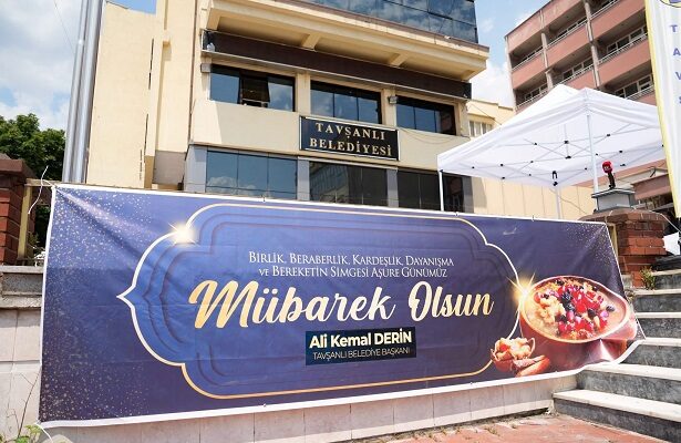 Tavşanlı’da Geleneksel Aşure Günü’ne Yoğun İlgi: 20 Bin Kişiye Aşure İkram Edildi