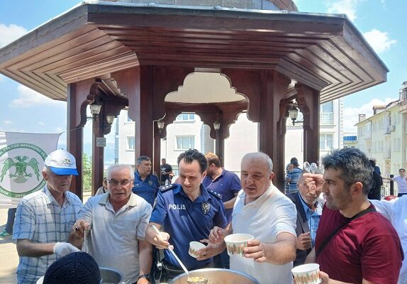 Bursa Konyalılar Derneği’nden Emir Sultan Camii’nde Binlerce Vatandaşı Buluşturan Aşure İkramı