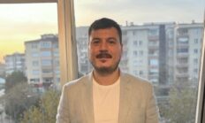 CHP Nilüfer İlçe Başkanlığı binasına asılan “Yeni Partiye Üye Ol” afişine tepki