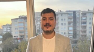 CHP Nilüfer İlçe Başkanlığı binasına asılan “Yeni Partiye Üye Ol” afişine tepki
