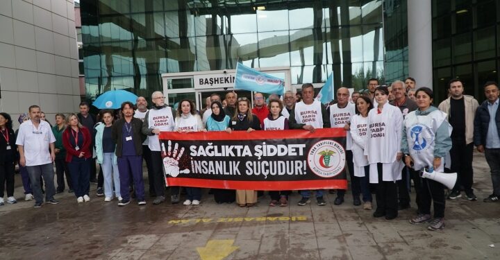 Mudanya Devlet Hastanesi önünde sağlıkta şiddet protestosu